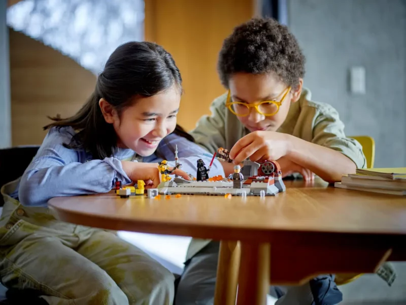 LEGO Star Wars 75334 : Avvia la battaglia con la spada laser lego-star-wars-75334-pianeta-brick