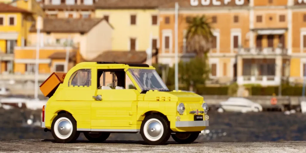Fiat 500 LEGO davanti a una città di mare Fiat 500 LEGO davanti a una città di mare