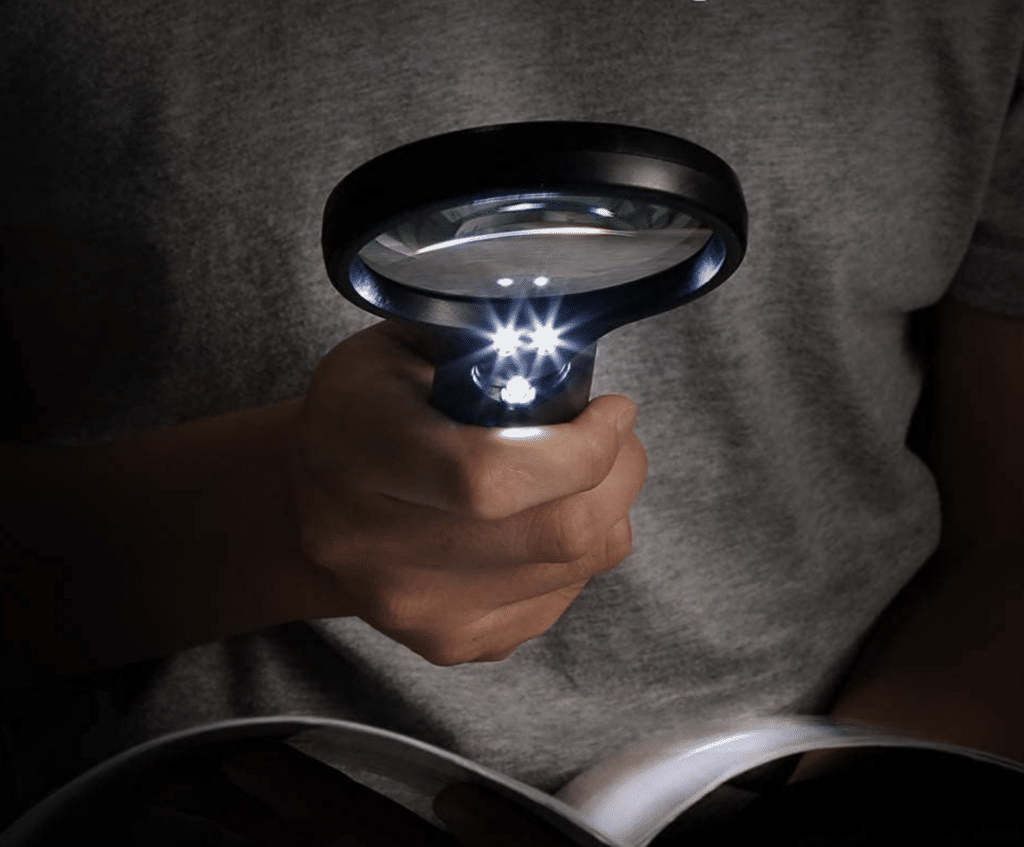 Collezione Funko POP: Guida alla Pulizia e Manutenzione collezione-funko-pop-lente-ingrandimento